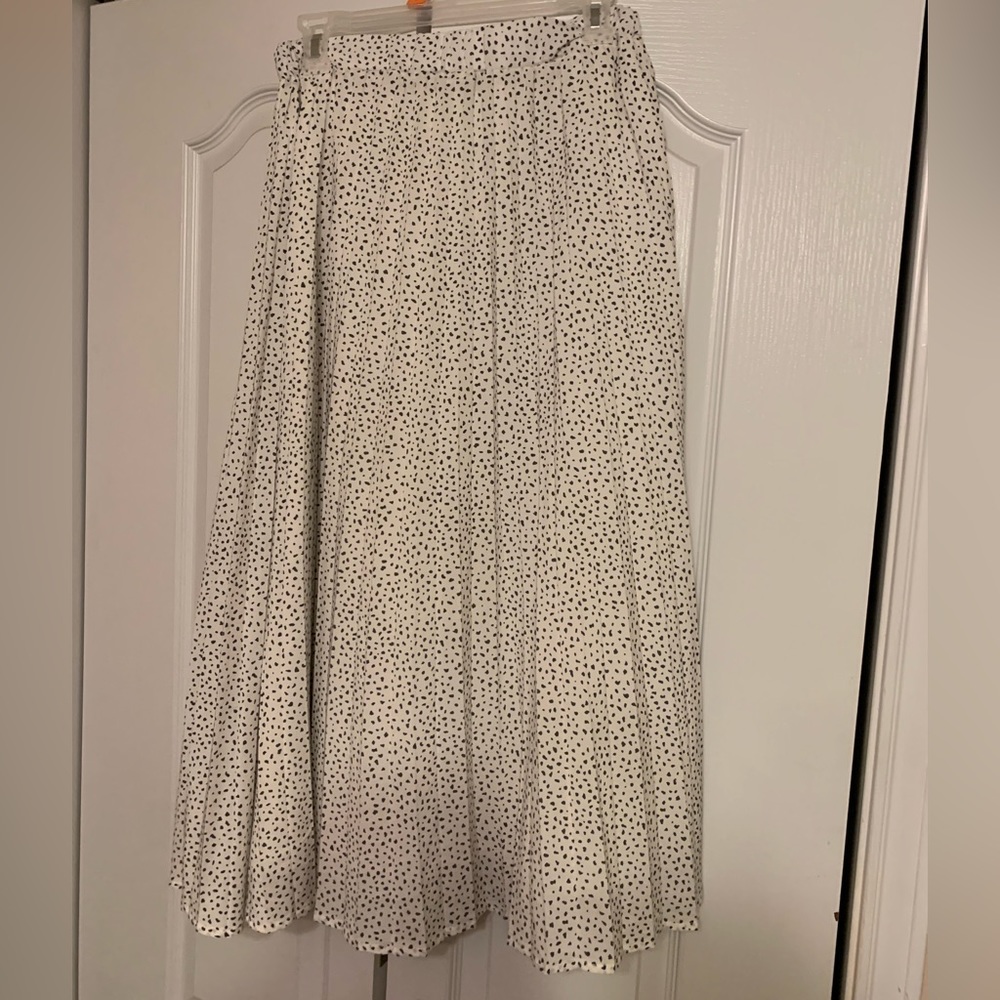 Flowy white skirt